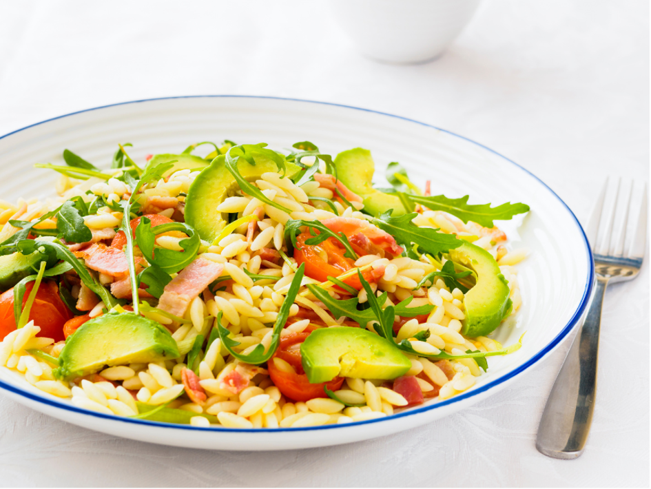 Salade de pâte au bacon et avocat